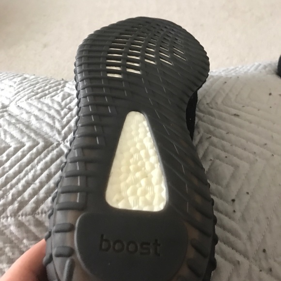 YEEZY V2 Oreo - Picture 4 of 4