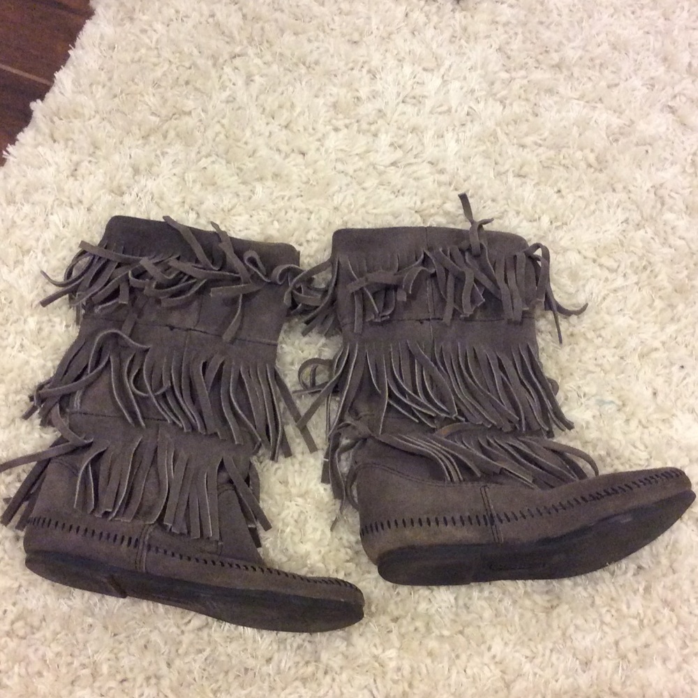 Fringe grey boots
