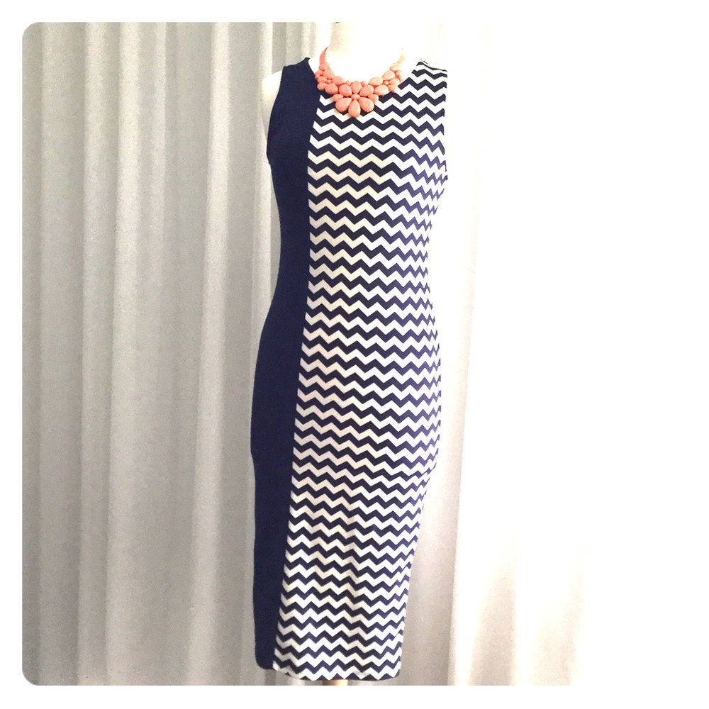Form fitting navy/off white sleeveless dress