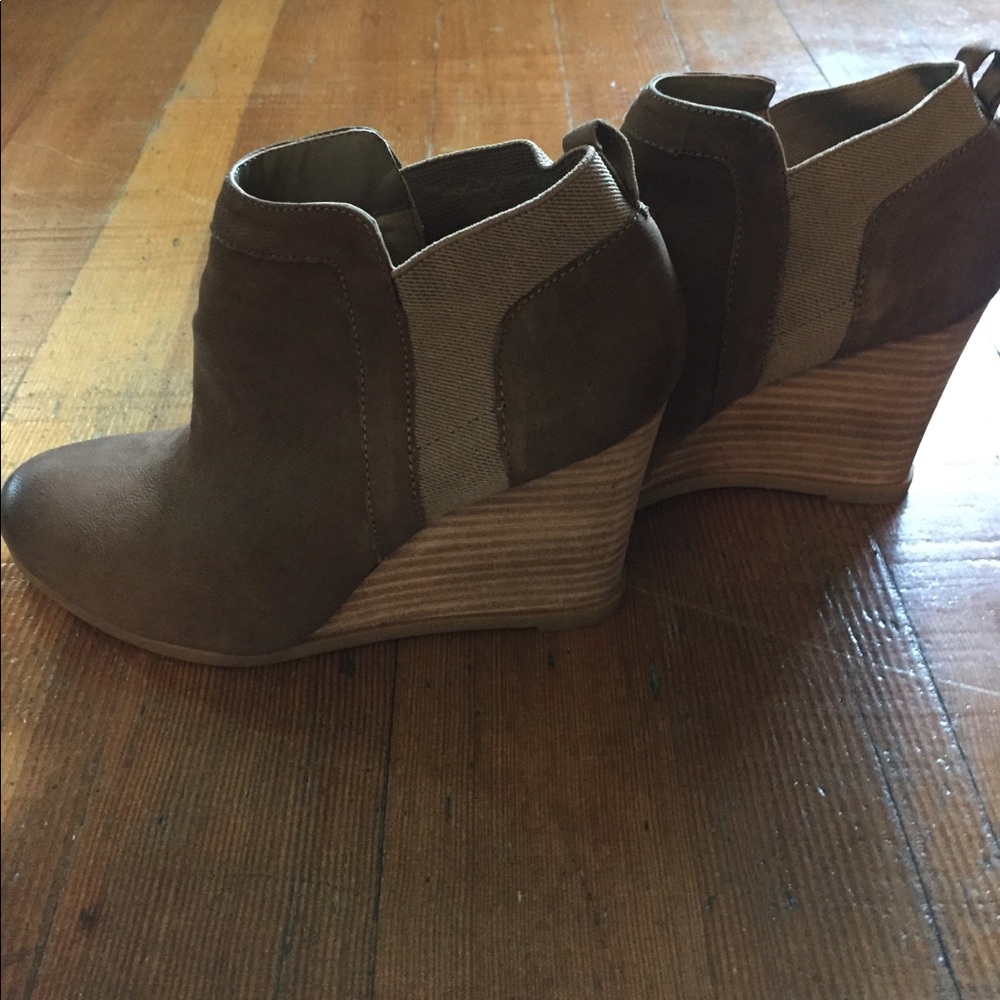 Neutral colored wedges