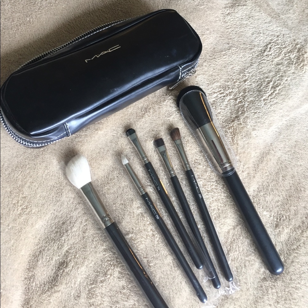 Mac makeup brushes/case New
