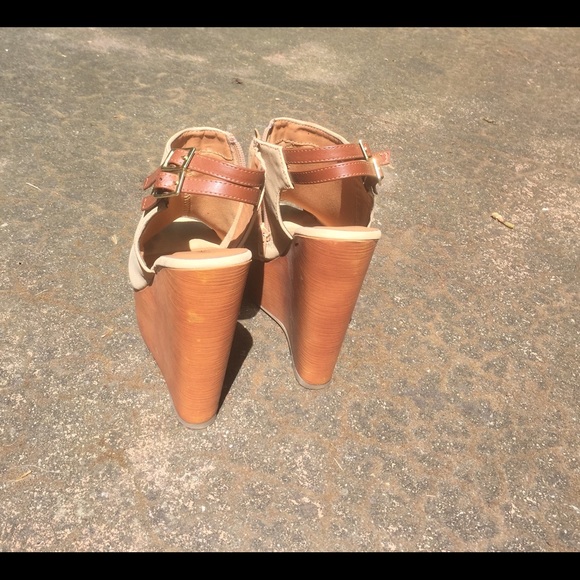 Charlotte Russe Nude Wedges Size6 - Picture 2 of 3