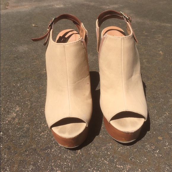 Charlotte Russe Nude Wedges Size6 - Picture 3 of 3