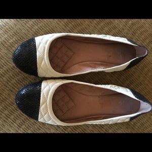 VINCE CAMUTO FLATS
