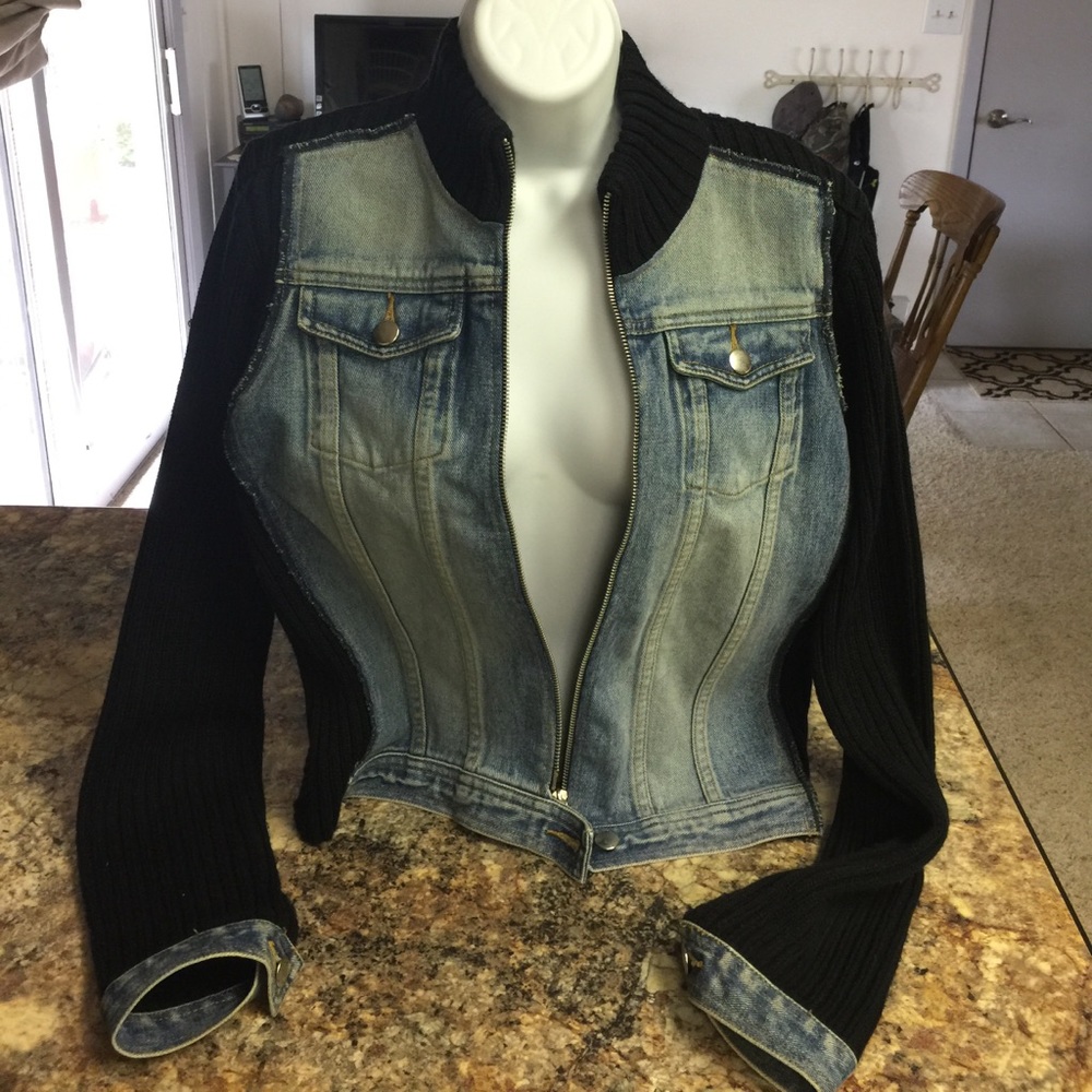 Jean Jacket with stylish pockets and sweater trim