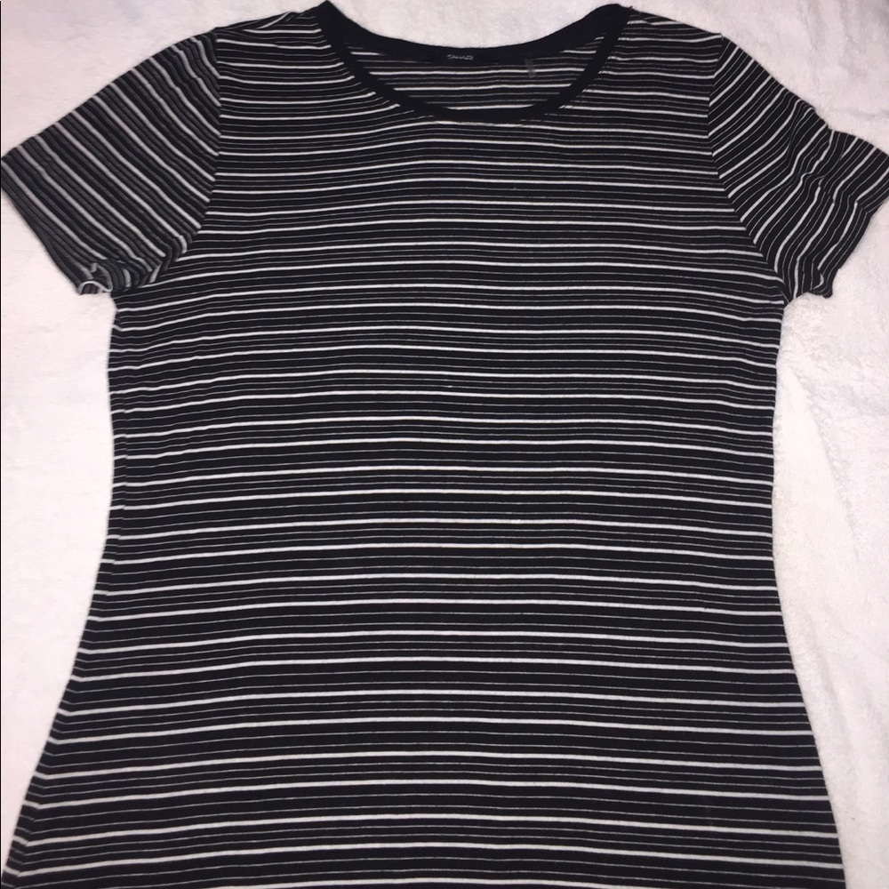 Black and white stripe Tee 💫