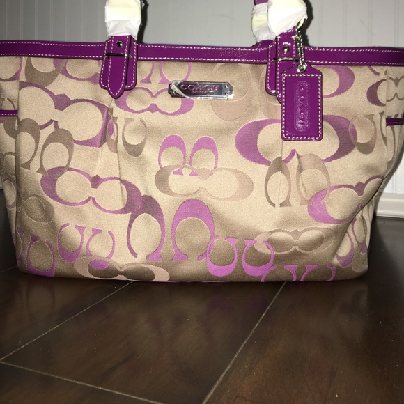 Authentic Coach purse Brand NWOT. Never used - Picture 1 of 6