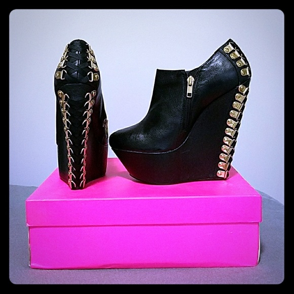 Never Worn Betsey Johnson Wedges - Picture 1 of 3