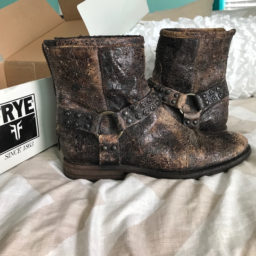 Phillip Distressed Frye Ankle Boots 🌵