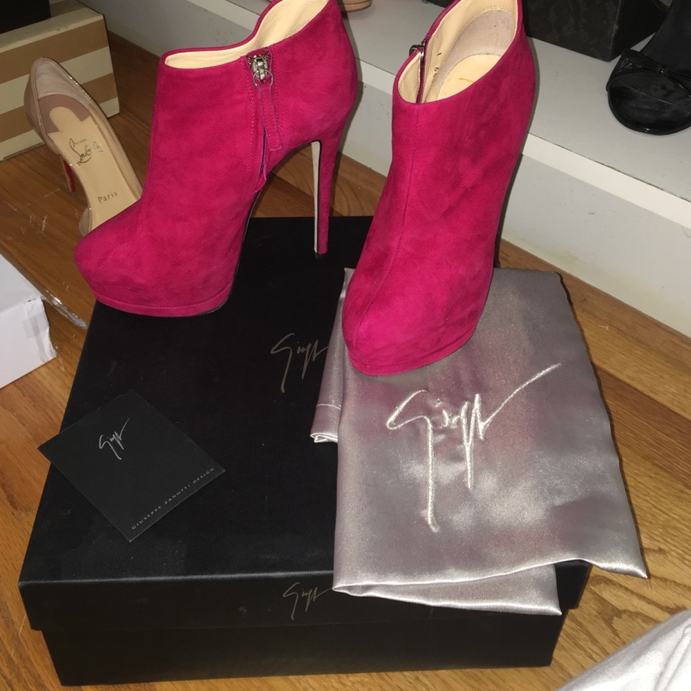 Giuseppe Zanotti ankle booties!