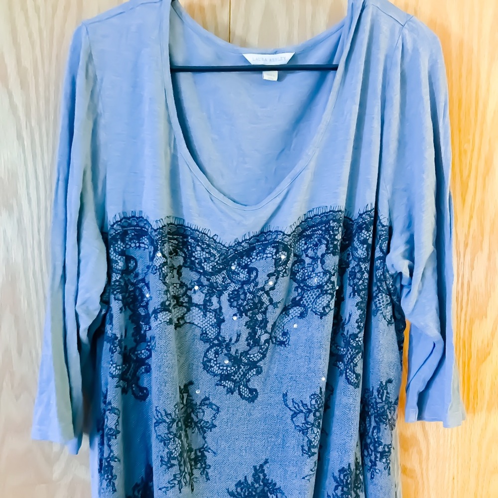 Wide neck quarter sleeve top with lace appearance