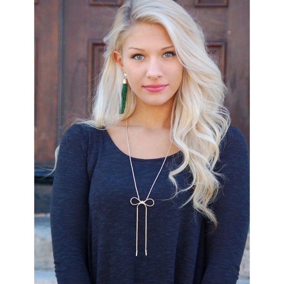 Silver bow necklace - Picture 2 of 4