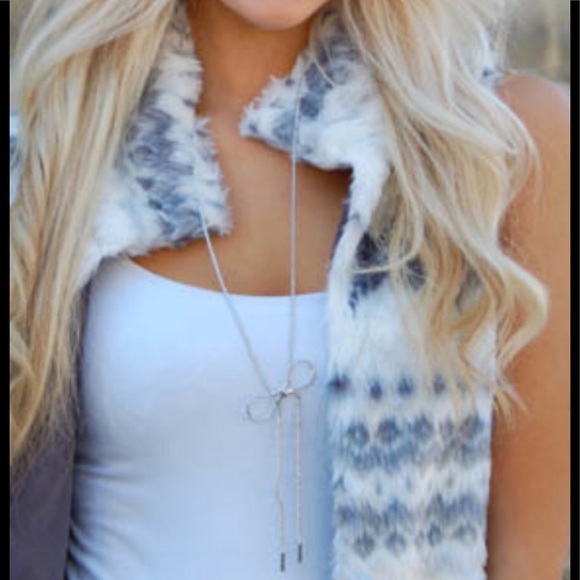 Silver bow necklace - Picture 3 of 4