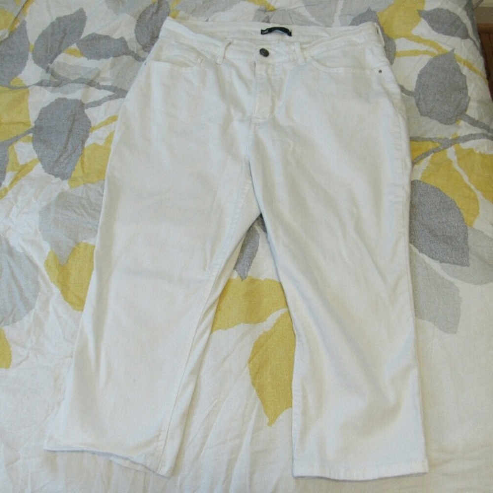 Lee | White Jean Capris | "Easy Fit"