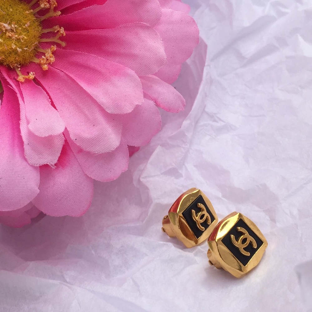 🚫SOLD🚫Authentic Chanel Vintage Clip on earrings