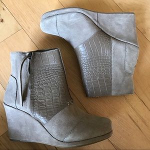 TOMS desert wedge croc boots sz 7.5
