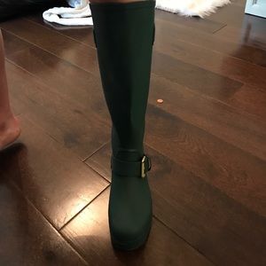 Adorable Hunter Green Steve Madden Rainboots.