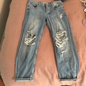 Boyfriend fit ripped jeans. High waisted.