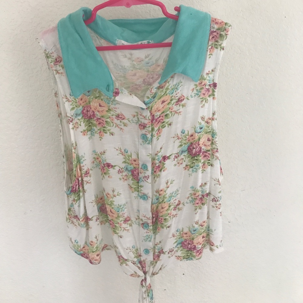 Must have floral button up tank xs