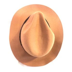 Floppy brimmed fedora