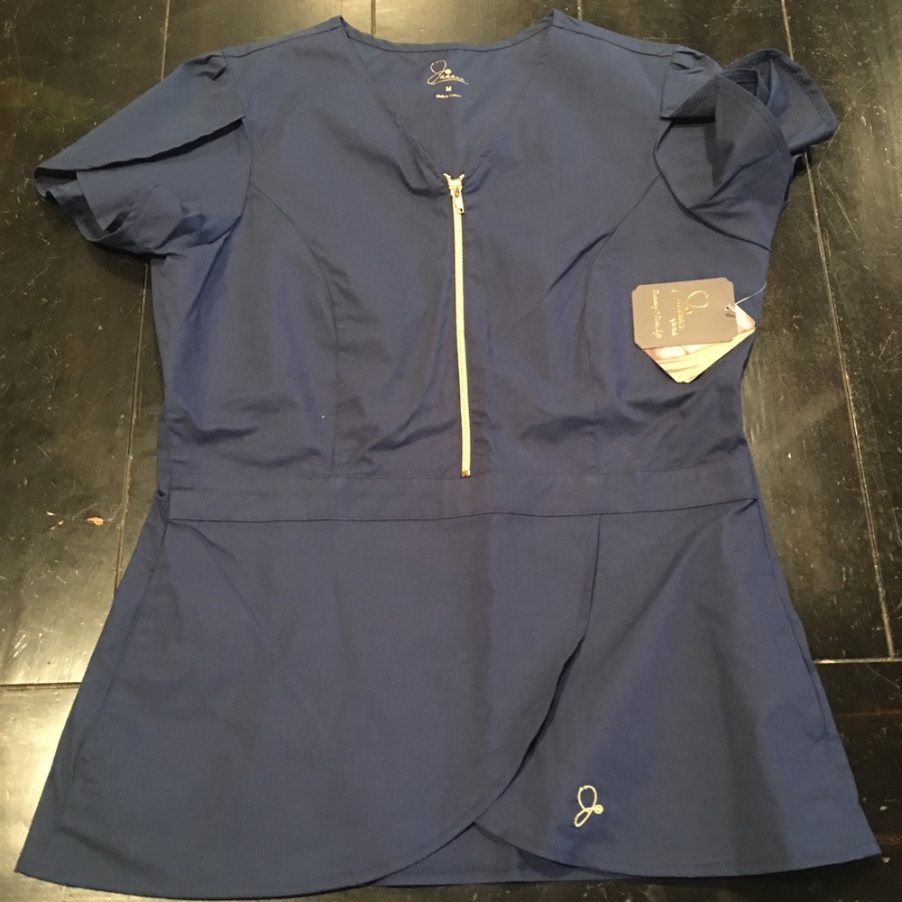 Jaanuu scrub top NWT