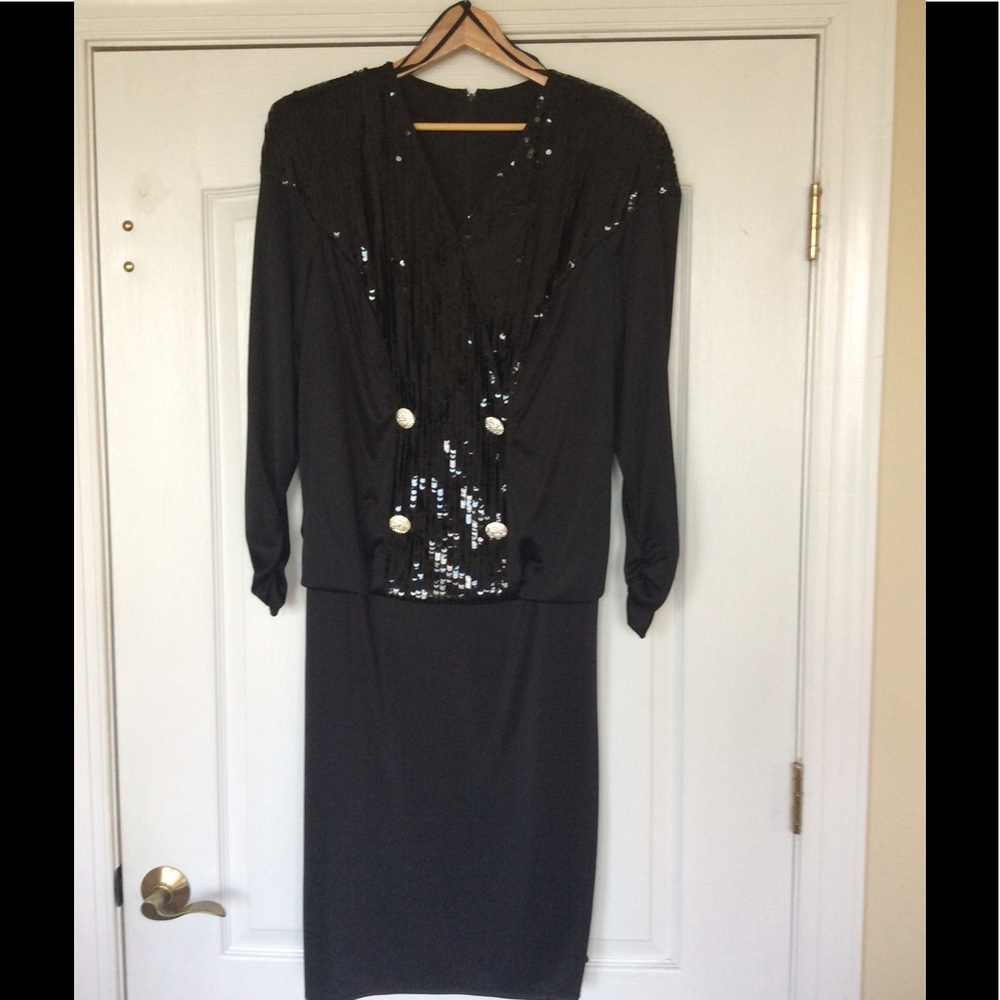 Black dinner dress. Sequences top front, V neck.