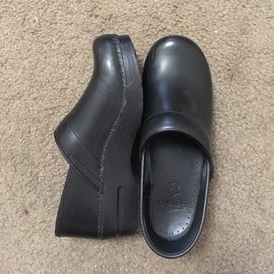 Black dansko clogs. Hardly worn!!
