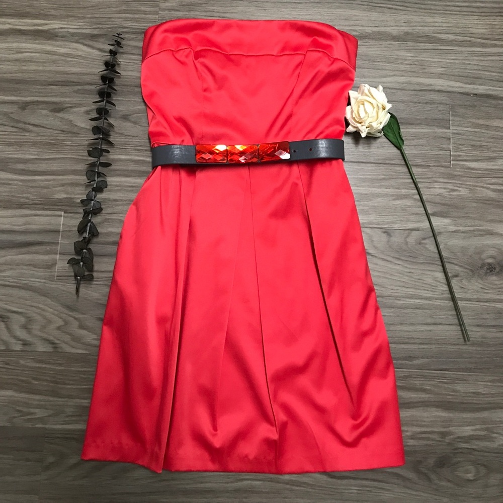 Gorgeous party dress.