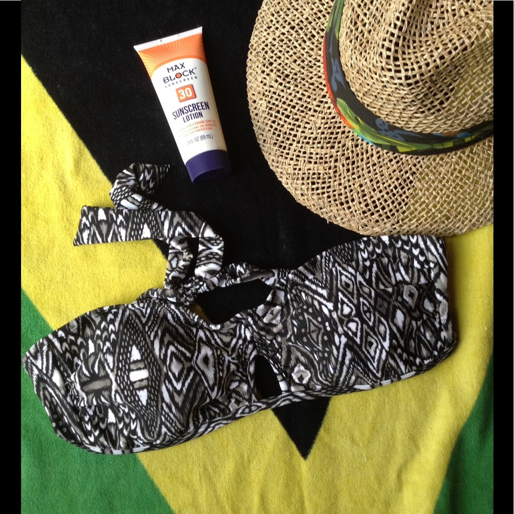 NWT Printed Keyhole Bikini Top