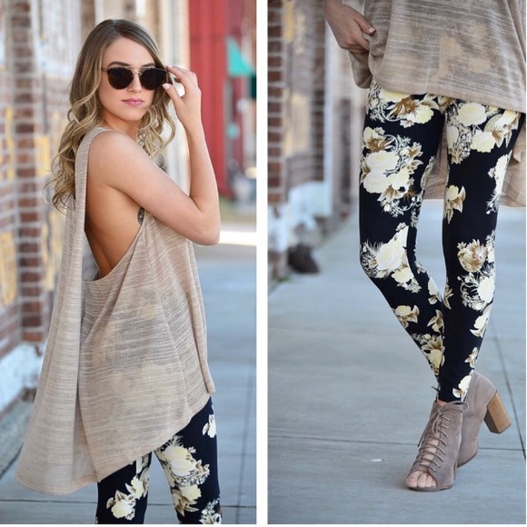 ✨Only 1 Left✨ Bahama Print Leggings - Picture 2 of 2