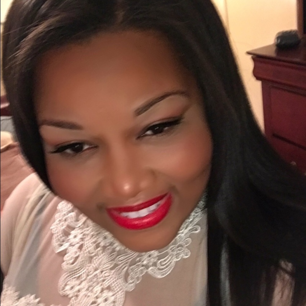 Hi I'm Felicia! Come and posh with my closet!