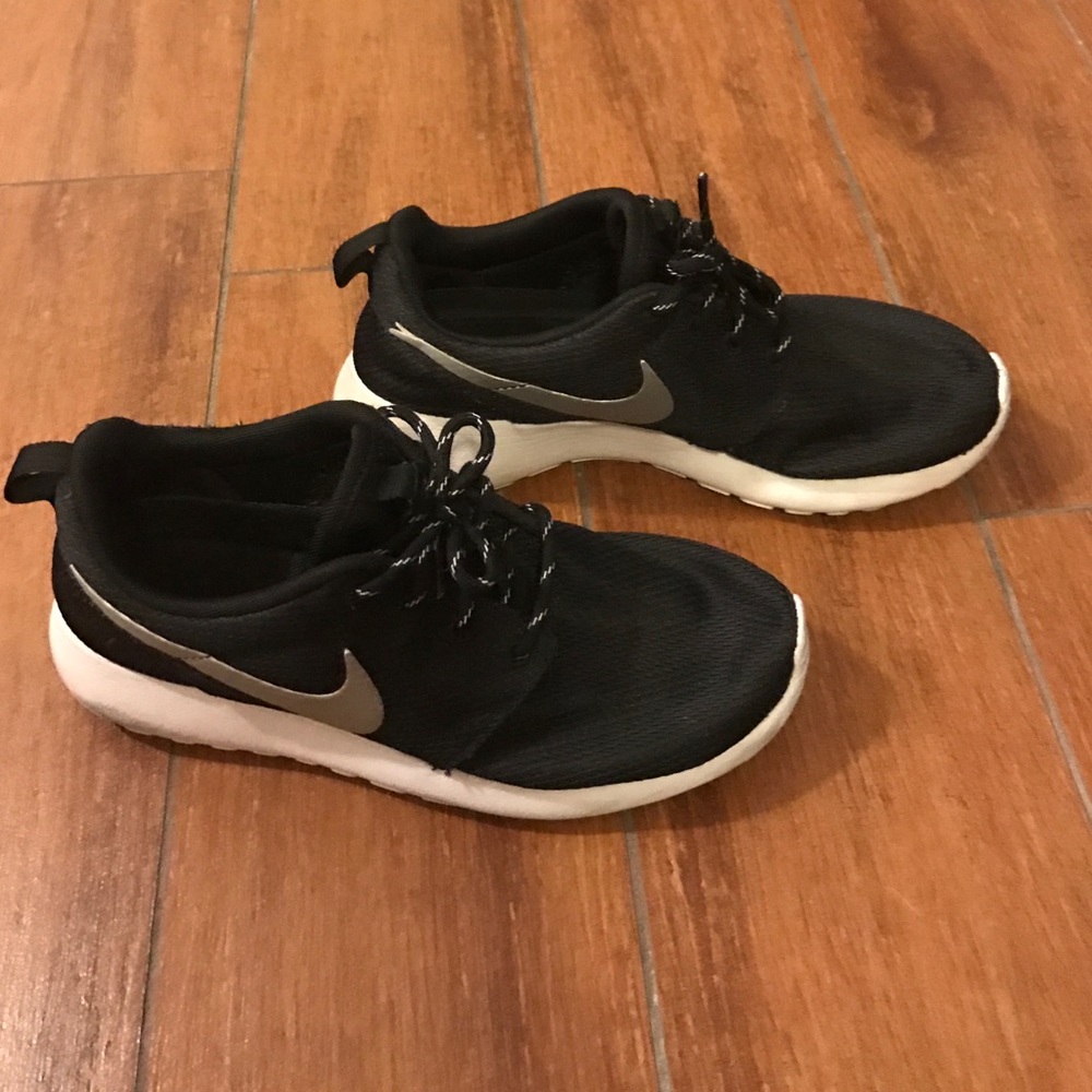 NIKE ROSHE SZ 7