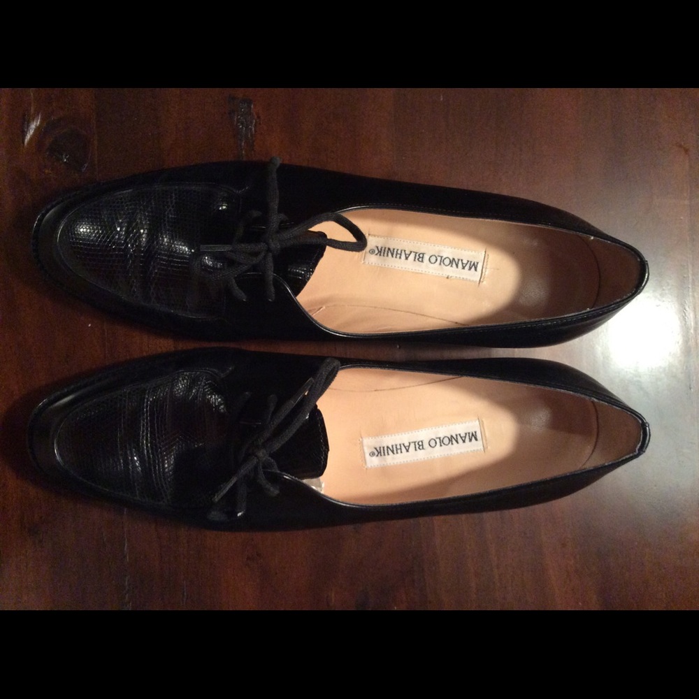 Designer Manolo Blahnik leather flat heel shoe