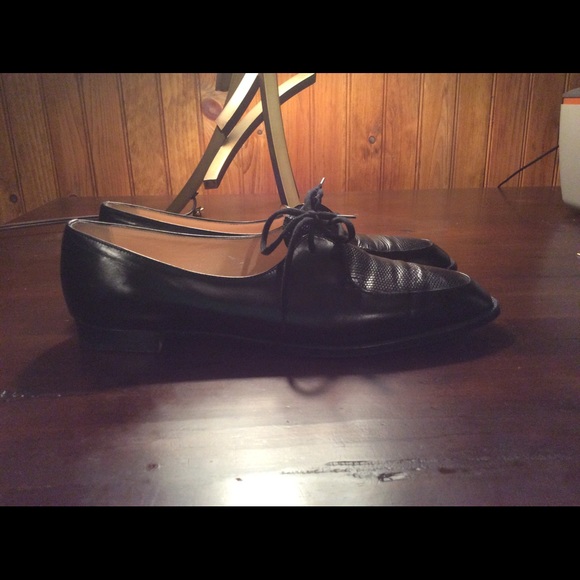 Designer Manolo Blahnik leather flat heel shoe - Picture 2 of 4