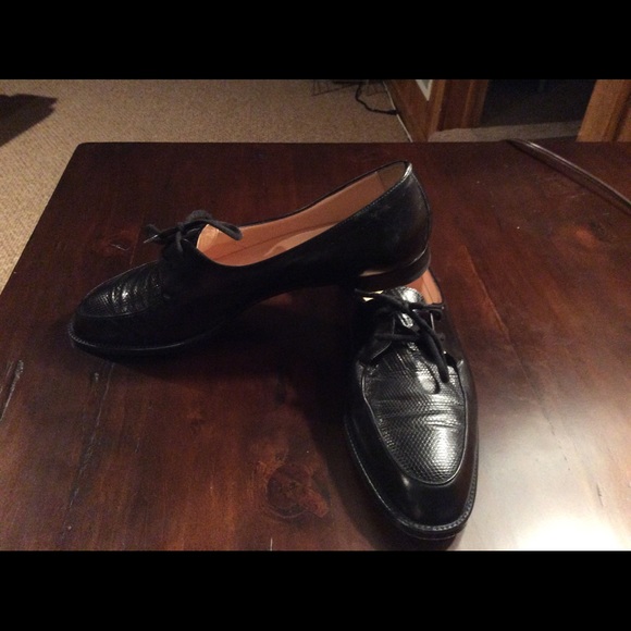 Designer Manolo Blahnik leather flat heel shoe - Picture 3 of 4