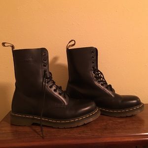 Women's 10 Doc Marten 1440 Boots in Black