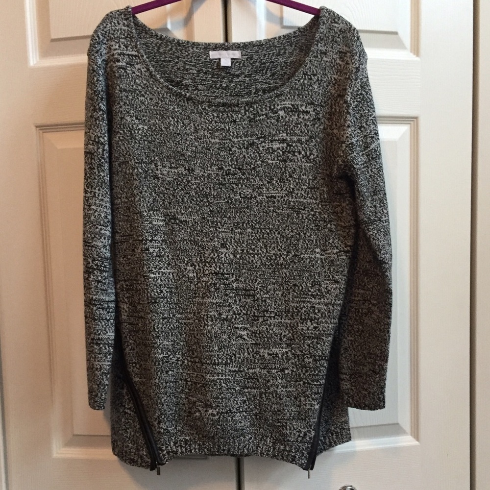 Black and white sweater with zipper details