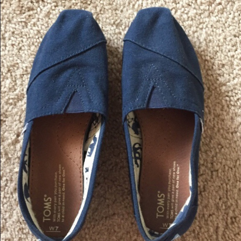 Size 7 navy blue Toms