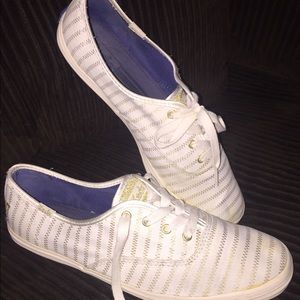 EUC Keds white with fine gold stripes. 8.5🖤🖤🖤