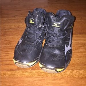size 9 mizuno volleyball sneakers