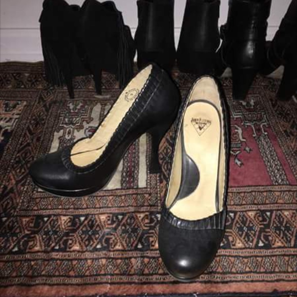 NWOT john fluevog leather pumps