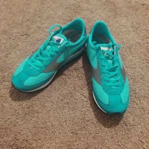Brooks throwback shoes size 7.5