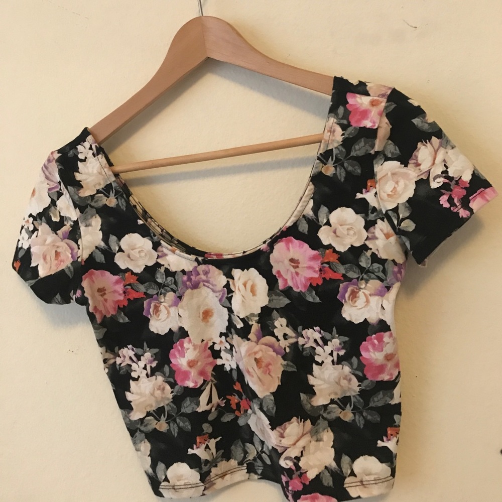 Short sleeve floral crop top