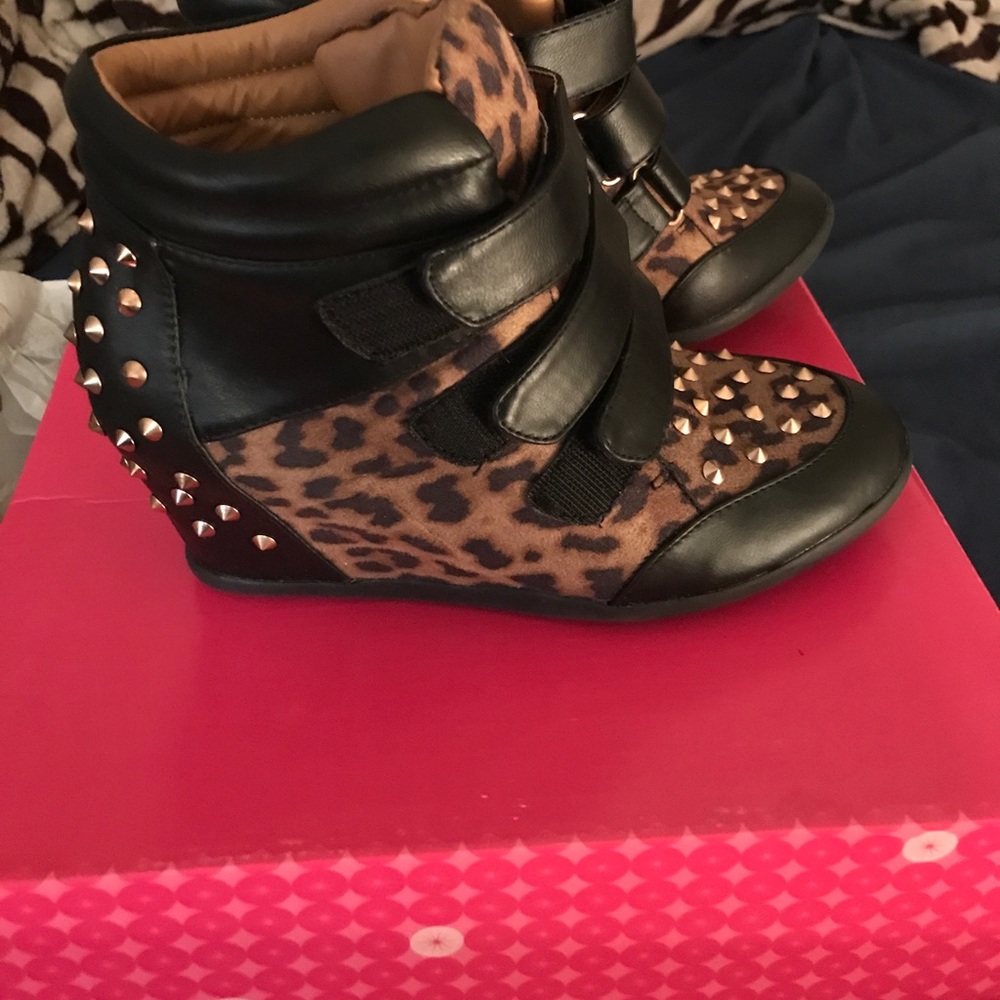 Leopard spike wedges
