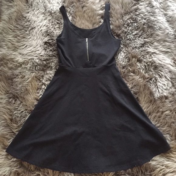 Black Dress. - Picture 3 of 4