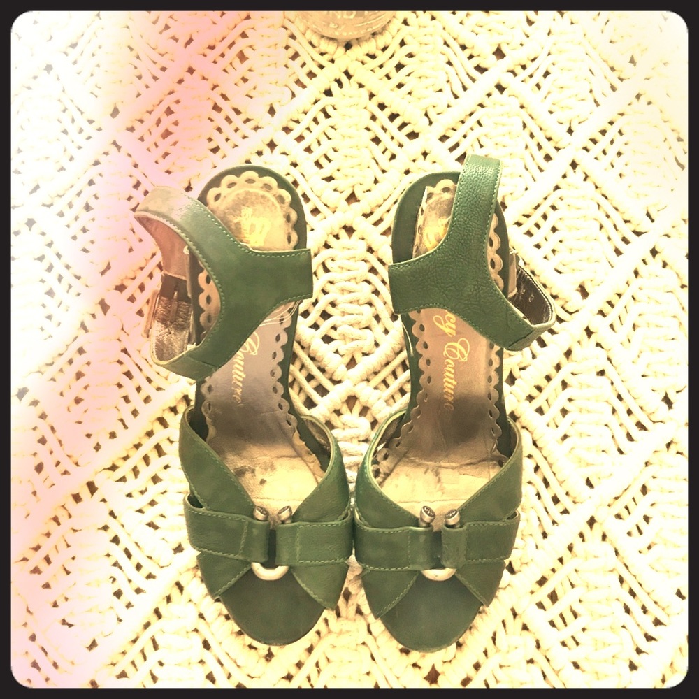Juicy couture Forrest green wedge sz 7.5