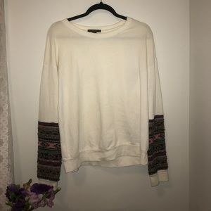 White sweatshirt with detail on sleeves