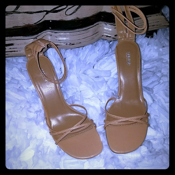 Women's Tan/Nude Sandal LIKE new...only worn once. - Picture 1 of 3