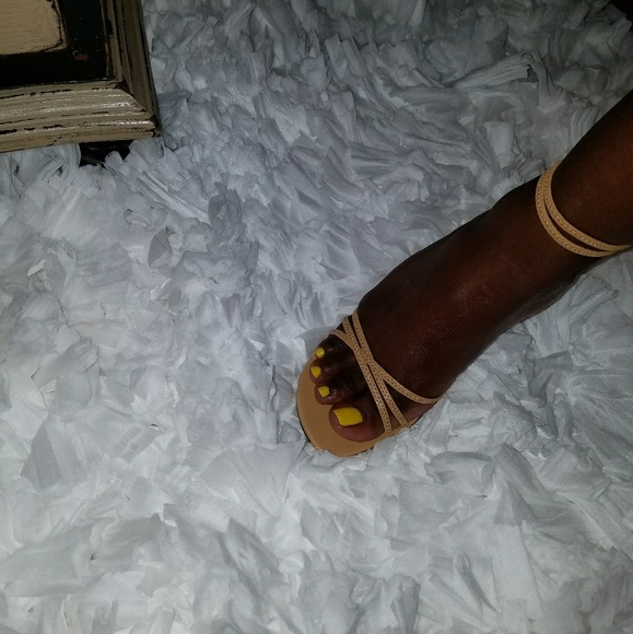 Women's Tan/Nude Sandal LIKE new...only worn once. - Picture 3 of 3