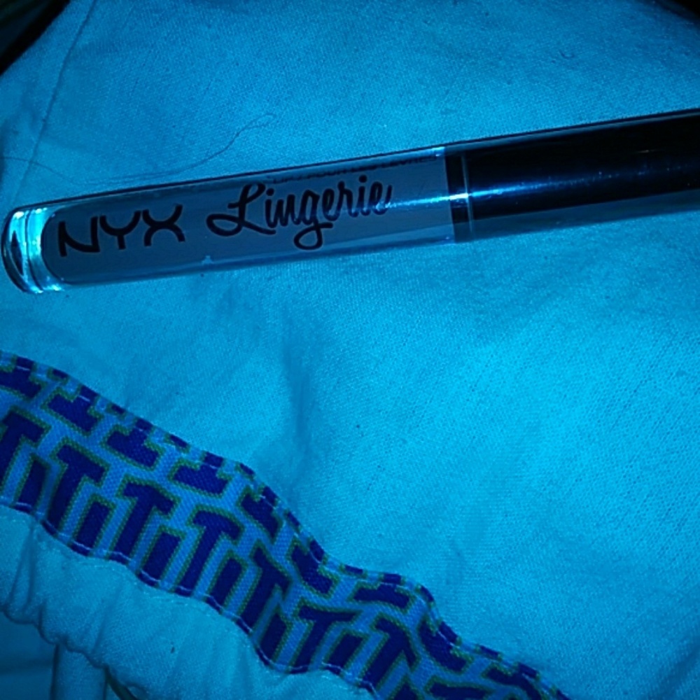 NYX LIP LINGERIE